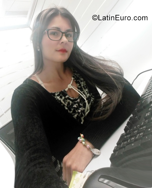 Date this lovely Colombia girl Samanta from b CO25700