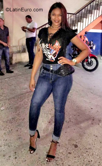 Date this delightful Dominican Republic girl Pamela from Santiago DO35398