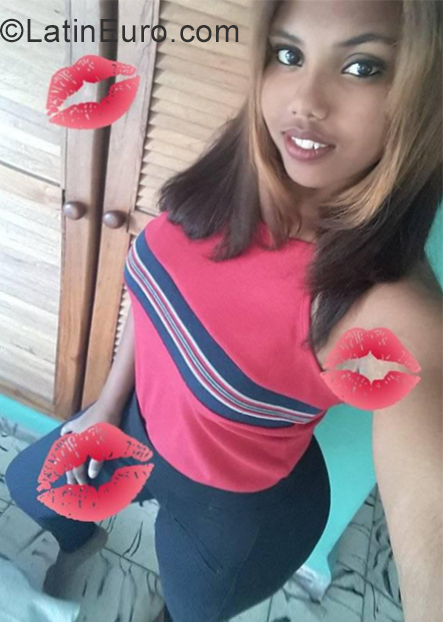Date this young Cuba girl Daniela from Havana CU552