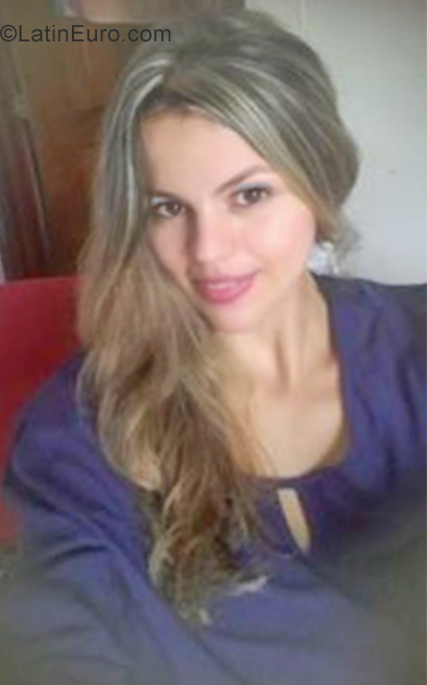 Date this voluptuous Colombia girl Andrea from Barranquilla CO25796