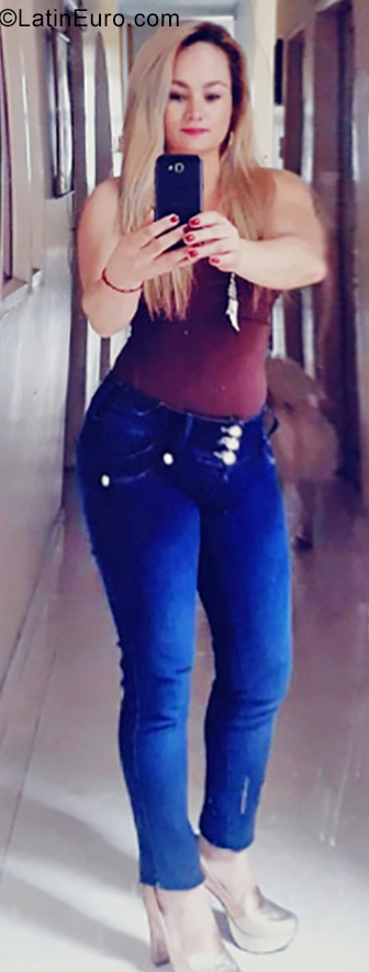 Date this hard body Colombia girl Luciana from Armenia CO25808