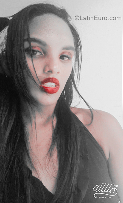 Date this stunning Cuba girl Ismaray from Havana CU555