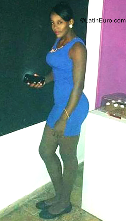 Date this nice looking Dominican Republic girl Esmara from Santo Domingo DO35582