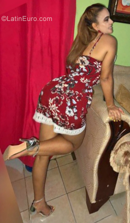 Date this sultry Dominican Republic girl Diosia from San Cristobal DO35594