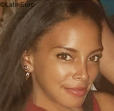 Date this foxy Cuba girl Yune from Havana CU562