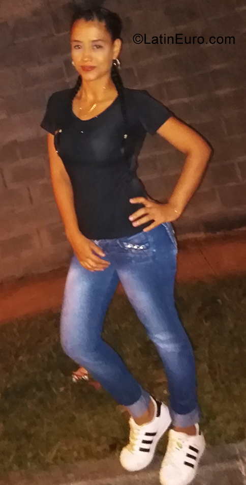 Date this hot Colombia girl Yenireth from Cali CO25863