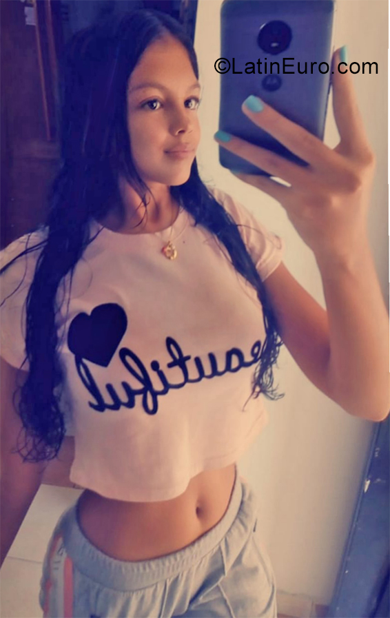 Date this pretty Venezuela girl Daniela from Maracaibo VE2600