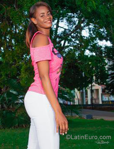 Date this sensual Dominican Republic girl Yalitza from Dajabon DO35702