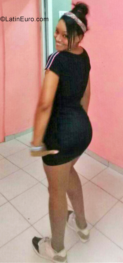 Date this attractive Cuba girl Wanda from Havana CU580