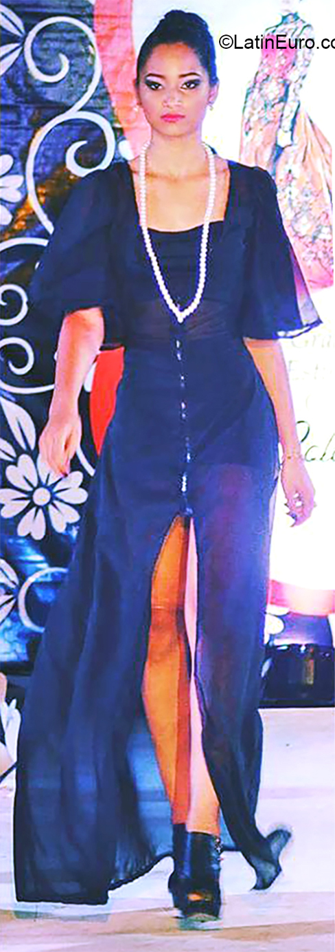 Date this exotic Dominican Republic girl Nikaury from Mao DO35868