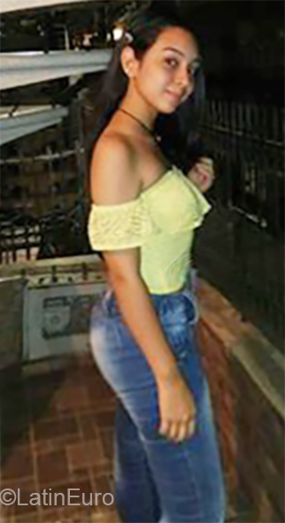 Date this hot Colombia girl Angi from Cali CO26025