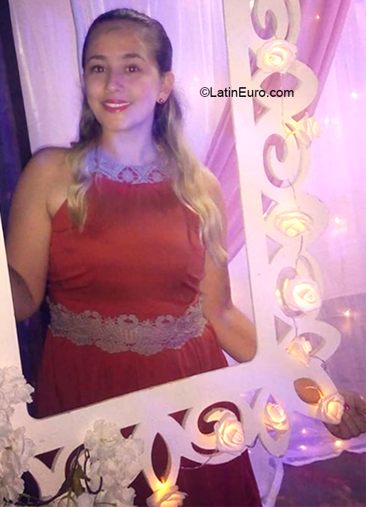 Date this attractive Colombia girl Silvia from Bucaramanga CO26027