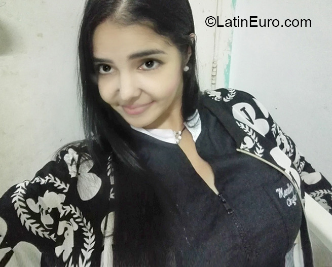 Date this pretty Venezuela girl Mare from Caracas VE2718