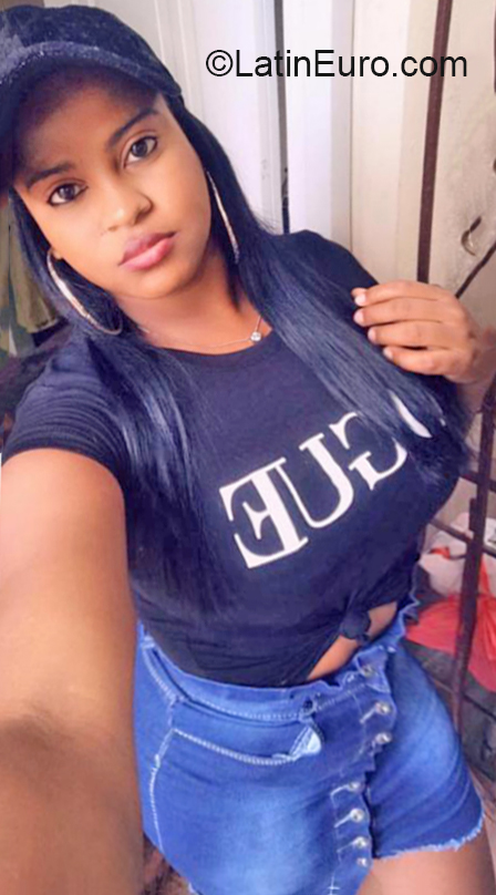 Date this nice looking Dominican Republic girl Yahara from Santo Domingo DO36273