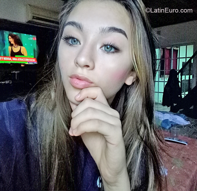 Date this attractive Argentina girl Vicky from Anelo AR247