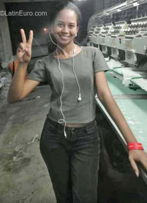 Date this nice looking Dominican Republic girl Ingrid peralta from Santiago de los Caballeros DO36330