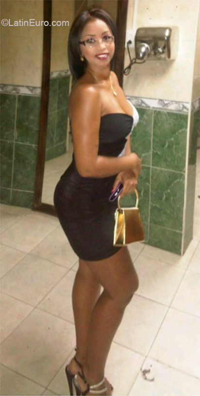 Date this good-looking Venezuela girl Victotiria from Caracas VE2755