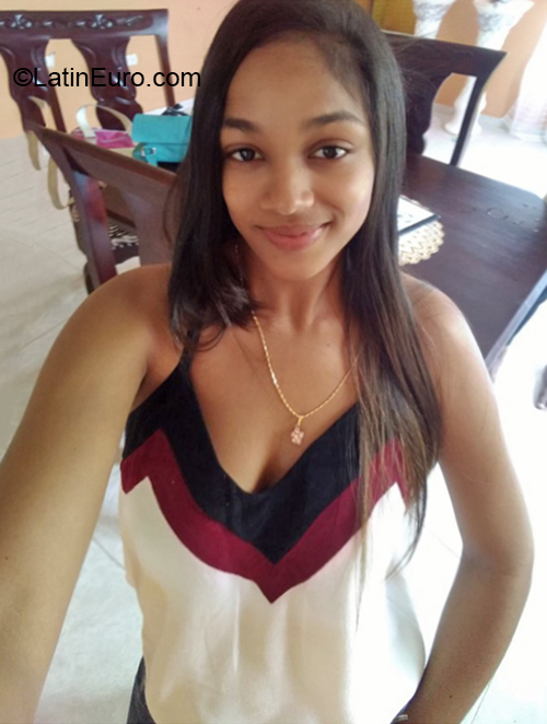 Date this pretty Dominican Republic girl Esmeraly from Santo Domingo DO36446