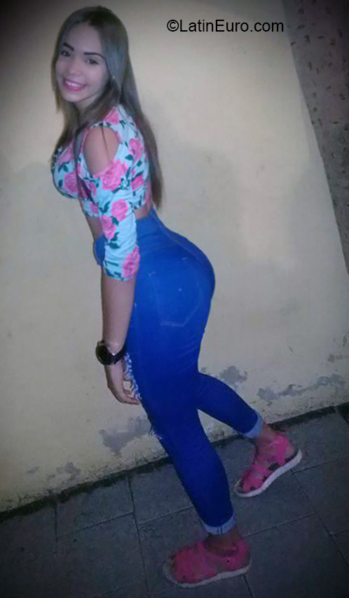 Date this charming Venezuela girl Ziku from Valencia VE2803