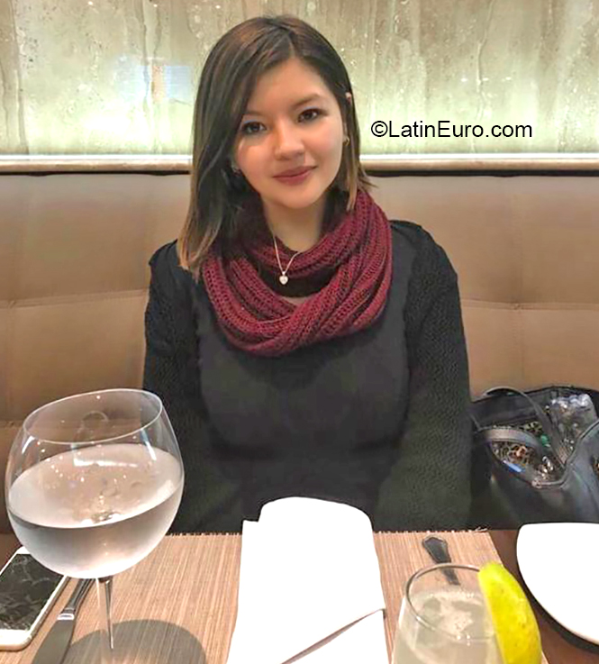 Date this nice looking Ecuador girl Diana from Quito EC394