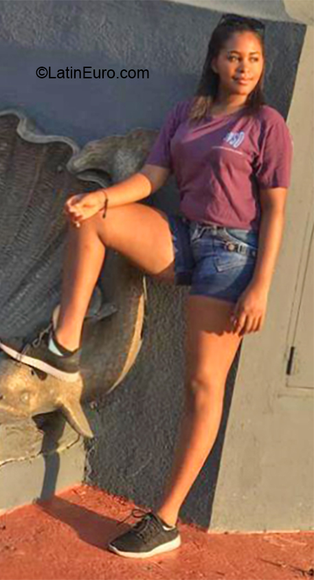 Date this stunning Dominican Republic girl Ambar from Santo Domingo DO36761