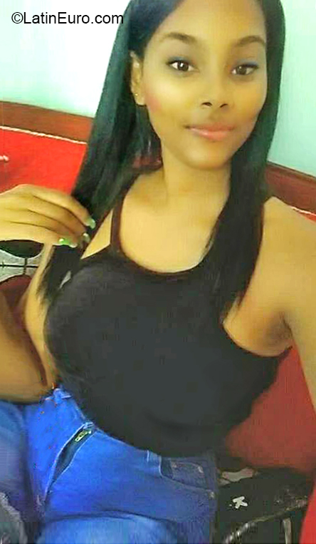Date this happy Dominican Republic girl Sharina from Santo Domingo DO37010