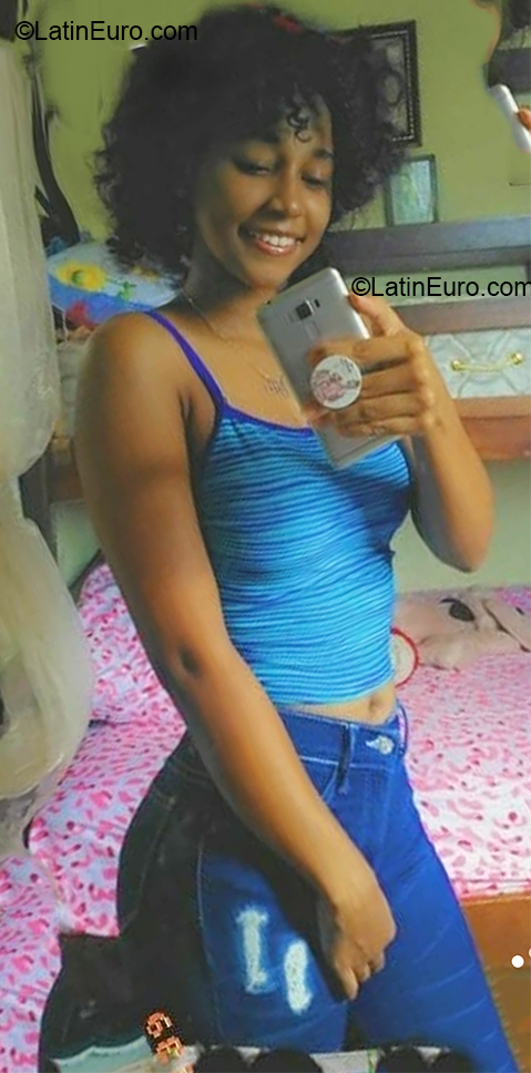 Date this funny Dominican Republic girl Smailin from Santo Domingo DO37034