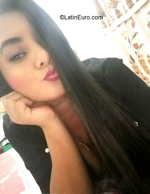 Date this good-looking Ecuador girl Mariela from Santo Domingo EC416