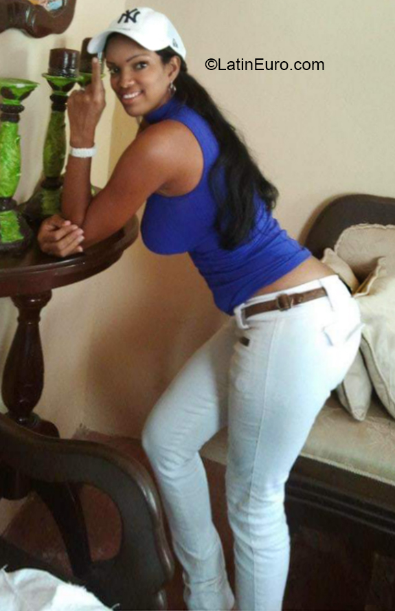 Date this hard body Dominican Republic girl Rosa from Santiago DO37112