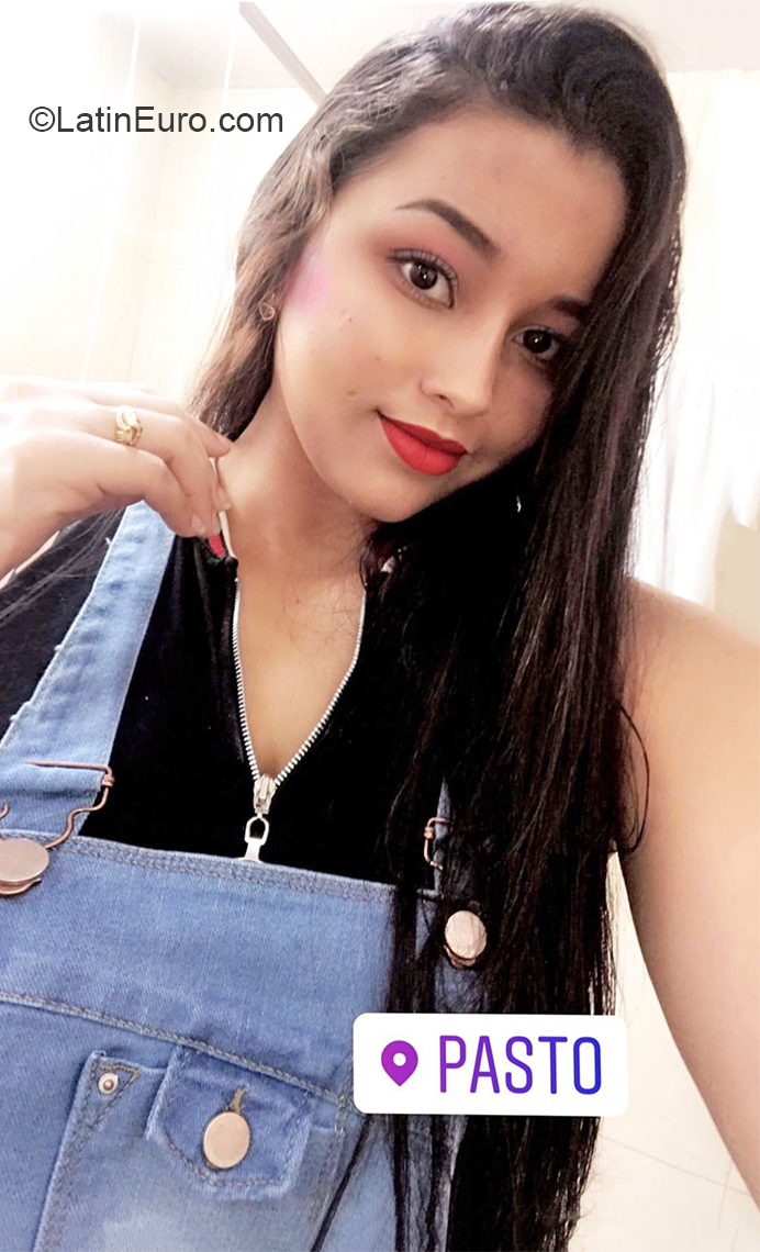 Date this good-looking Colombia girl Laura from Medellin CO26600