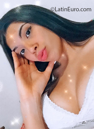 Date this attractive Argentina girl Candela from Buenos Aires AR316