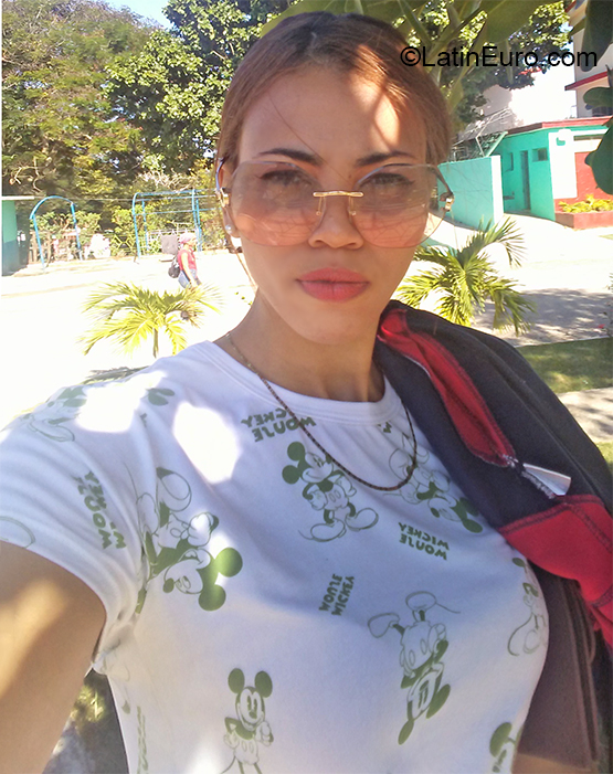 Date this georgeous Cuba girl Yailen from Havana CU646