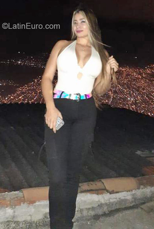 Date this voluptuous Colombia girl Yenni from Medellin CO26743