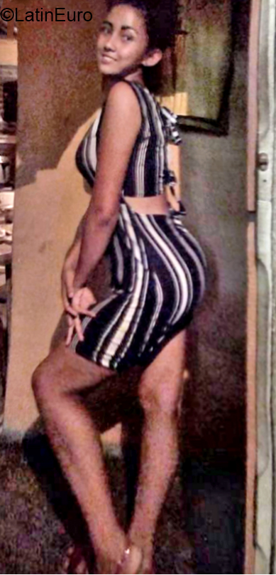 Date this pretty Venezuela girl Yulianny from Colombia VE2978