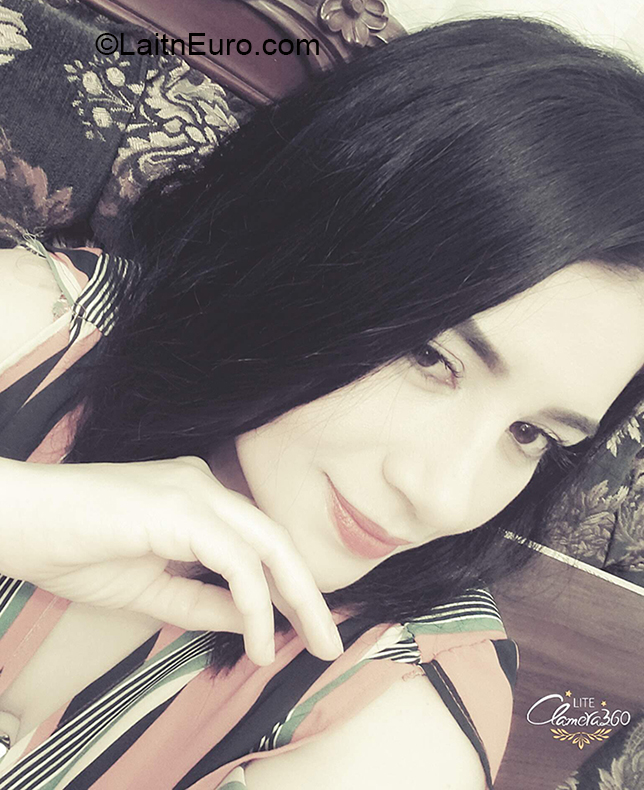 Date this young Ecuador girl Damaris from Quito EC434