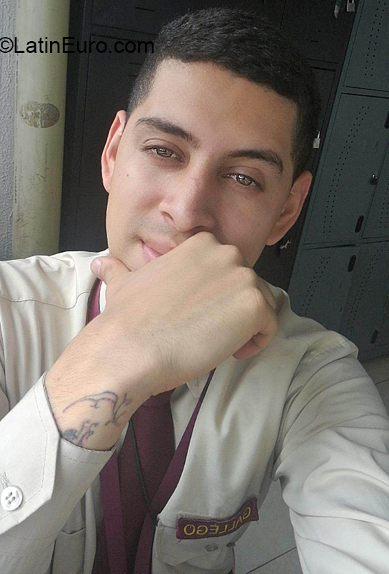 Date this athletic Colombia man Cristian from Manizales CO26862