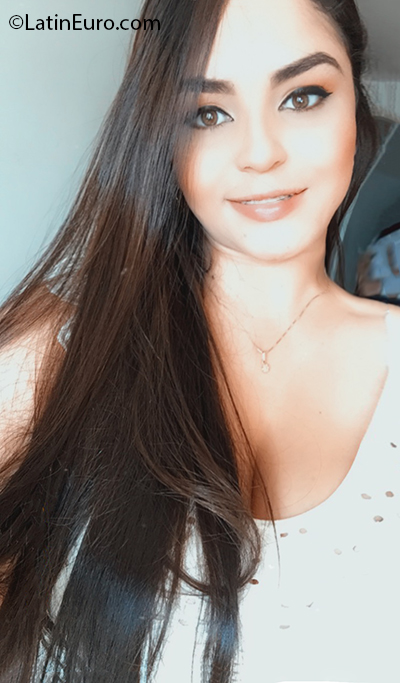 Date this voluptuous Colombia girl Vanessa from Barranquilla CO26871