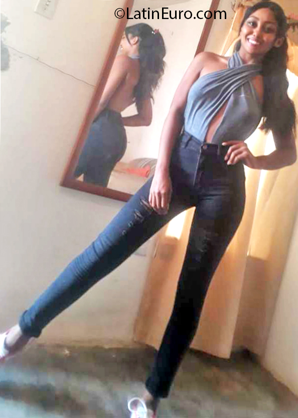 Date this good-looking Venezuela girl Paola from Caracas VE3064