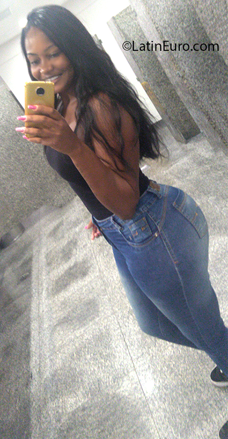 Date this good-looking Brazil girl Mara from Rio de Janeiro BR11093