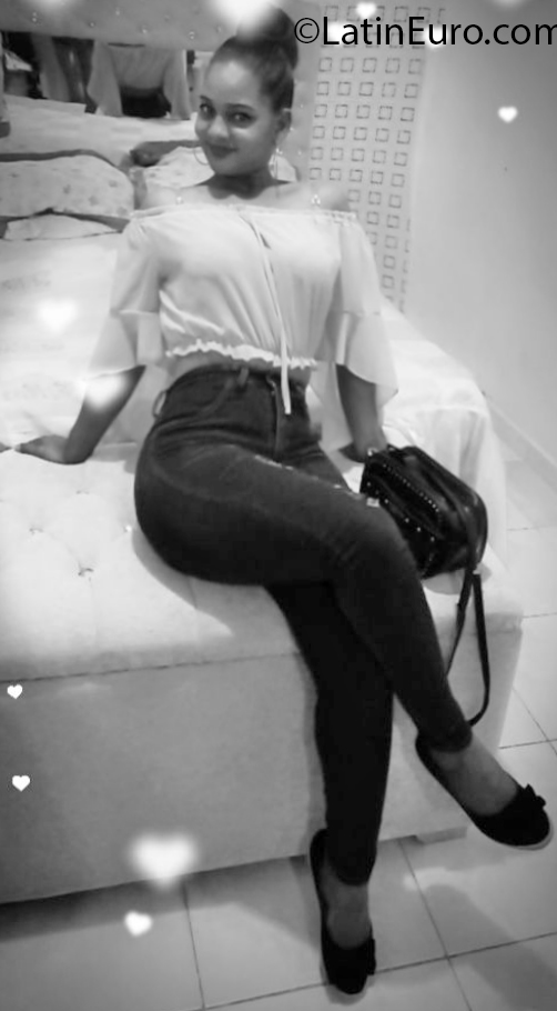 Date this good-looking Dominican Republic girl Esther from Santo Domingo DO37776