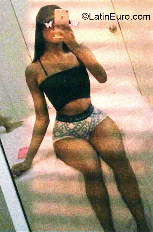 Date this foxy Dominican Republic girl Sandra from Santiago DO38031