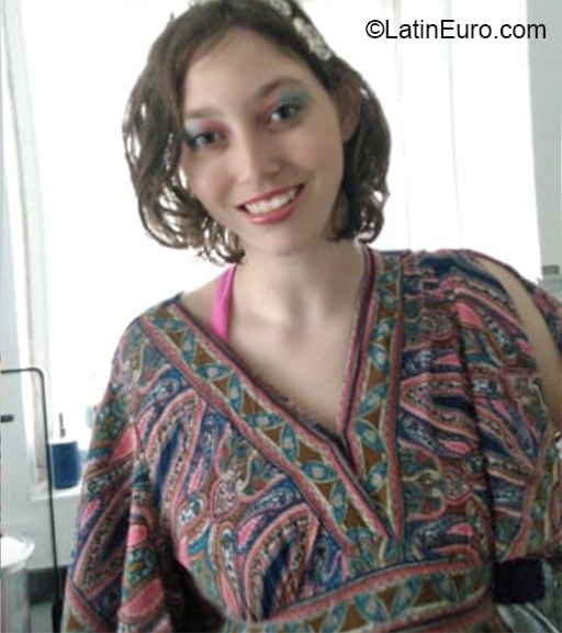 Date this voluptuous Brazil girl Lais from Brasilia BR11370