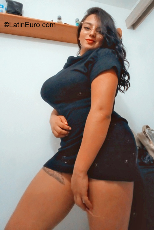 Date this voluptuous Colombia girl Isabel from Medellin CO27320