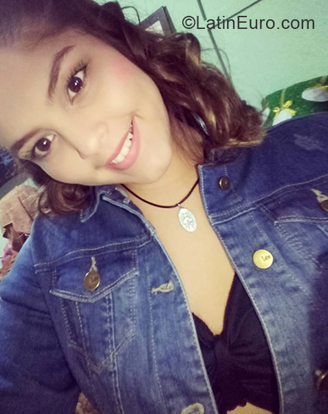 Date this happy Ecuador girl Alejandra from Quito EC491