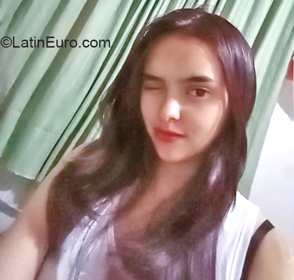 Date this georgeous Colombia girl Daniela from Bogota CO27379