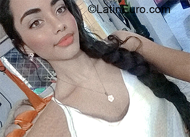 Date this pretty Colombia girl Yul from Cartagena CO27394
