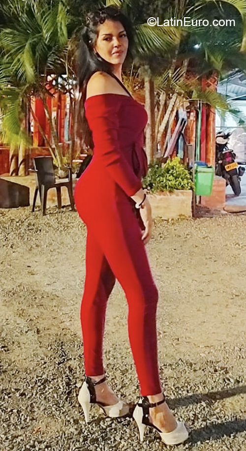 Date this delightful Colombia girl Carolina from Cali CO27610