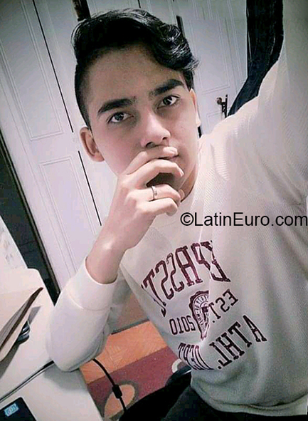 Date this sultry Colombia man Deimer from Bogota CO27657