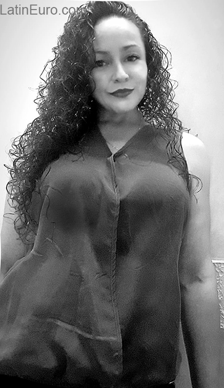 Date this attractive Colombia girl Luz from Bogota CO27658