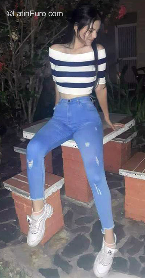 Date this nice looking Venezuela girl Josmari from Trujillo VE3327